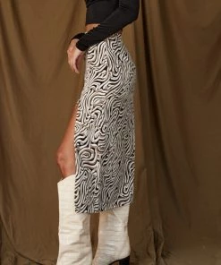 Modern Bridge International Co,Ltd. FLAT/RM B 3/F WING CHEONG COMM BLDG 19-25 JERVOIS STREET SHEUNG WAN HKWINK CLOTHING Split Second Black Midi Skirt