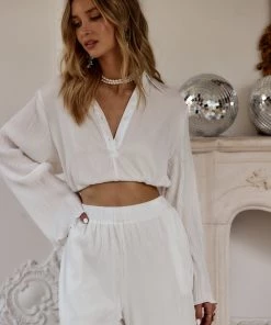 Modern Bridge International Co,Ltd. FLAT/RM B 3/F WING CHEONG COMM BLDG 19-25 JERVOIS STREET SHEUNG WAN HKWINK CLOTHING Nicole White Pleated Top